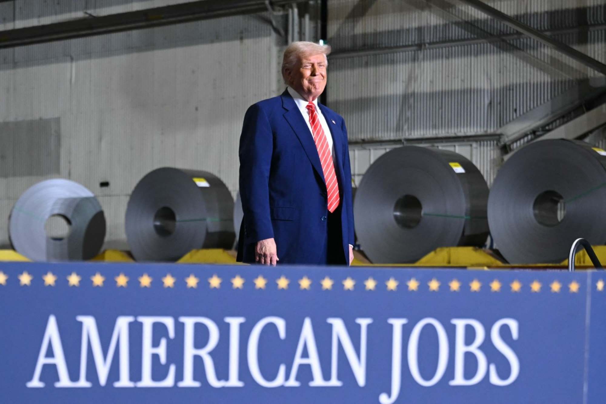El presidente de los Estados Unidos, Donald Trump, vino a hablar en la fabrica de acero de EE. UU. - Irvin Works en West Mifflin, Pensilvania, el 30 de mayo de 2025, con motivo de anunciar el acuerdo entre Nippon Steel y US Steel. Foto: AFP