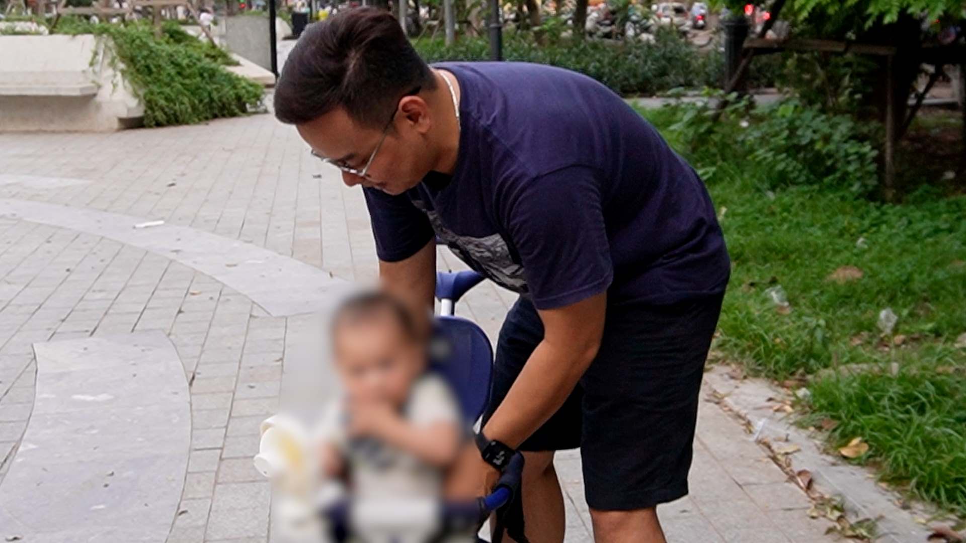 El sol caliente no solo hace cansarse a los adultos, sino que tambien afecta en gran medida el sabor de los niños. La historia de la anorexia parece convertirse en una preocupacion familiar para muchas familias cada verano. Foto: Huyen Trang