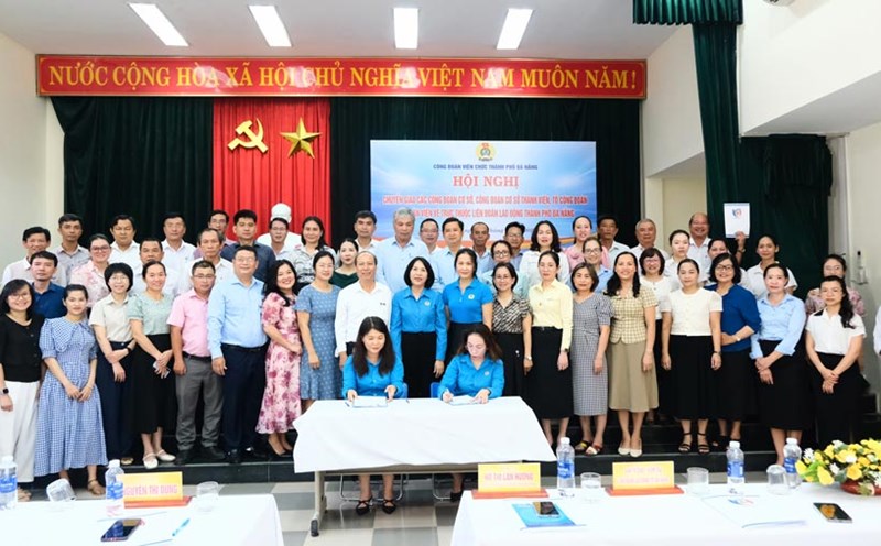 The Da Nang City Civil Servants' Union handed over grassroots unions, member grassroots unions, and union groups to the City Labor Federation. Photo: Tra Van