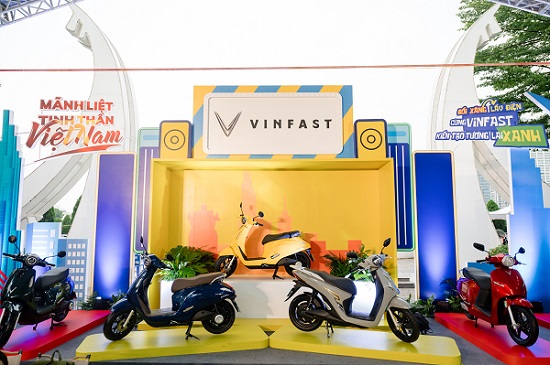 Many people have switched to electric motorbikes. Photo: Xuyen Dong