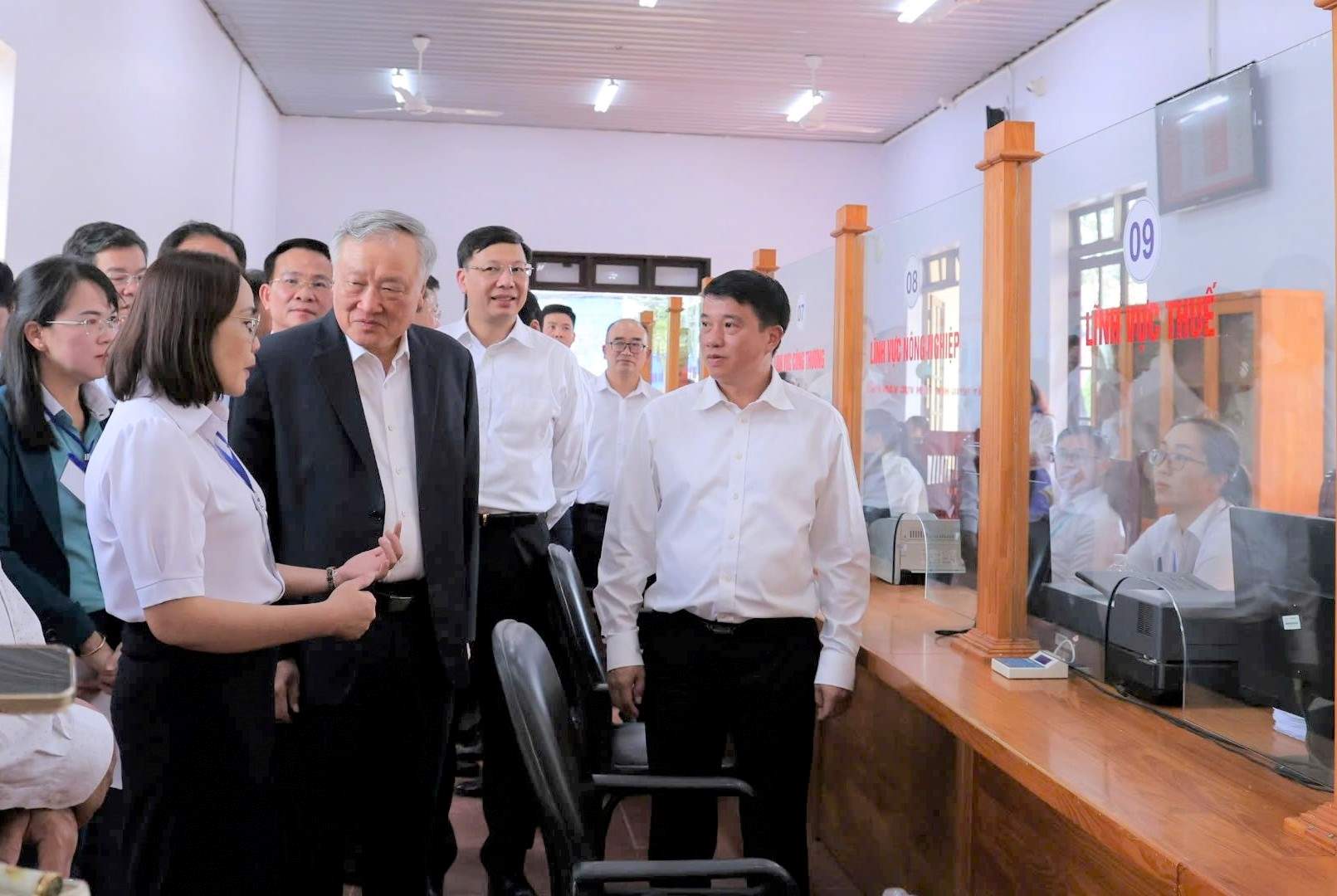 Nguyen Hoa Binh副首相と中央ミッションの副首相、Duc Trong Communeの当局と人々と協力し、調査した政治局のメンバー。写真：Nguyen nghia