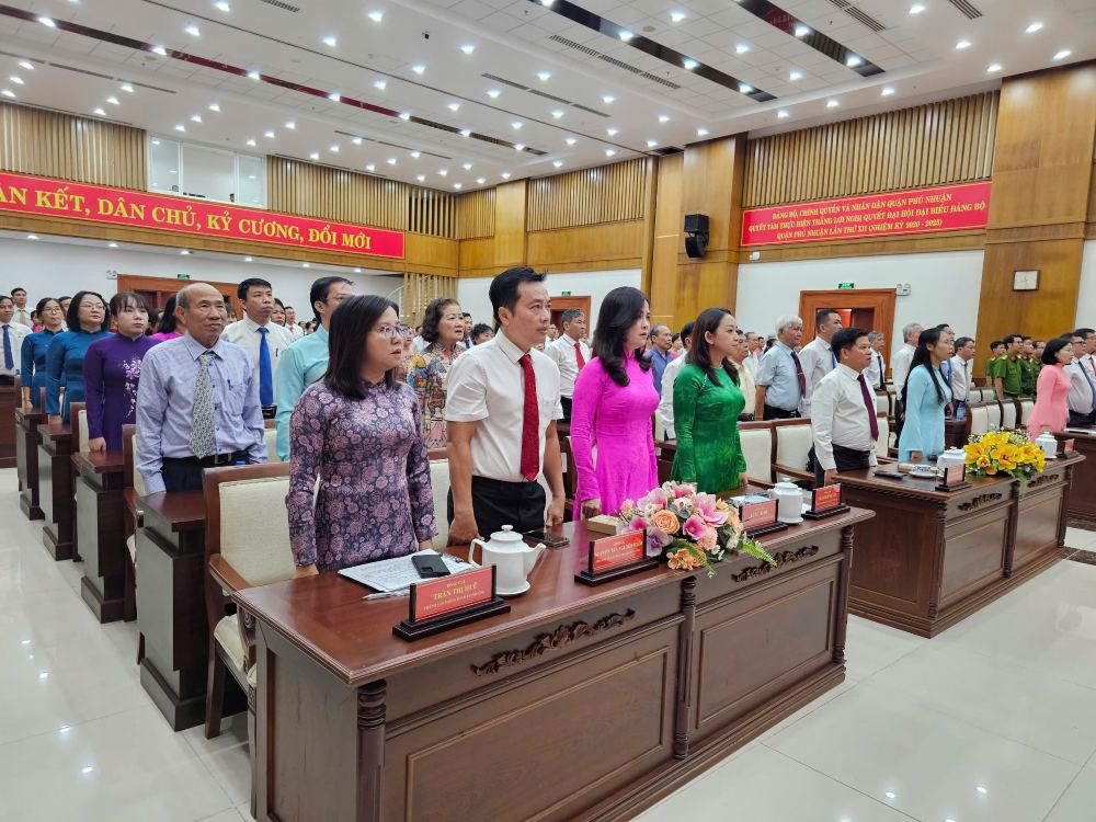 Doi ngu nhan su cua phuong Phu Nhuan hien co hon 200 nguoi, bo may san sang di vao hoat dong phuc vu nguoi dan vao ngay ngay mai. Anh: Minh Tam
