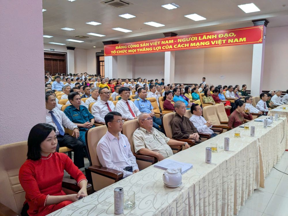 Cac can bo tai phuong Tan Binh tham du truc tuyen le cong bo quyet dinh trien khai mo hinh 2 cap.