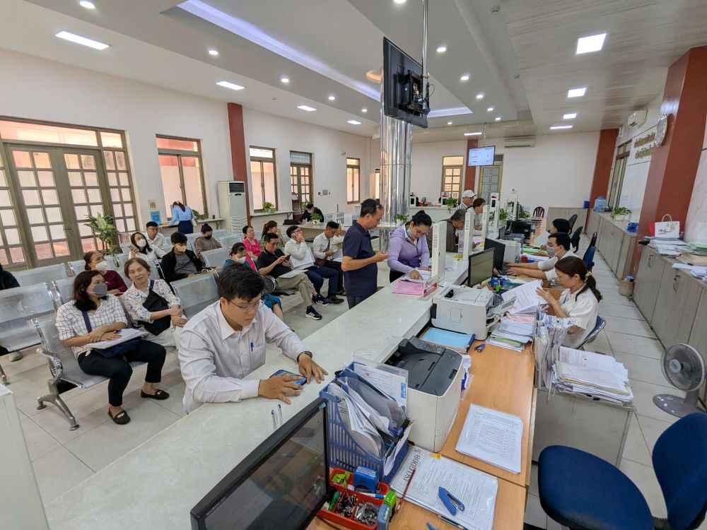 Hom nay, cac can bo tai UBND phuong Tan Binh da bat dau nhap cuoc voi nhiem vu moi tai khu trung tam hanh chinh cong cua phuong.