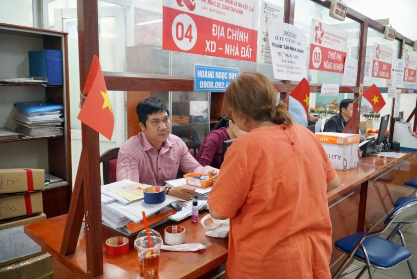 Can bo tai UBND Phuong 12, quan Tan Binh (TPHCM) giai quyet ho so cho nguoi dan. Anh: Minh Tam