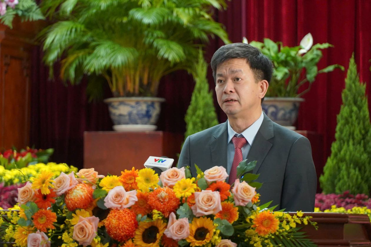 Ong Le Quang Tung, Uy vien Ban Chap hanh Trung uong Dang, Tong Thu ky Quoc hoi, Chu nhiem Van phong Quoc hoi cong bo cac Nghi quyet. Anh: Ta Quang