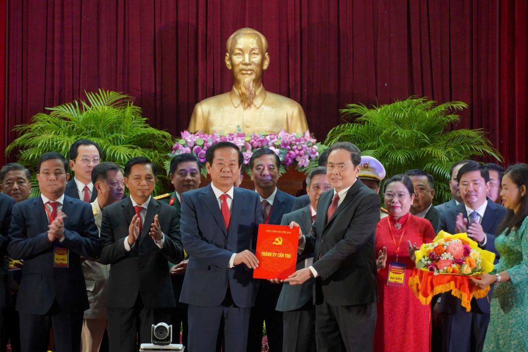 Chu tich Quoc hoi Tran Thanh Man trao quyet dinh ve chi dinh Ban Chap hanh, Ban Thuong vu, Bi thu, Pho Bi thu Thanh uy Can Tho nhiem ky 2020 - 2025.