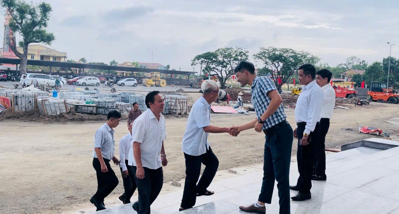 Nguoi dan den Trung tam Phuc vu Hanh chinh cong phuong Thach Khoi don xem le cong bo hop nhat Hai Phong - Hai Duong. Ảnh: Mai Dung