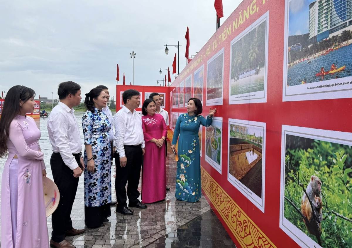 So Van hoa The thao va Du lich Hai Phong cung to chuc trien lam anh, tu lieu “Hai Phong – Hoi tu ban sac, khang dinh vi the, kien tao tuong lai” truoc su kien quan trong hop nhat Hai Phong - Hai Duong. Ảnh: Cong TTDT Hai Phong