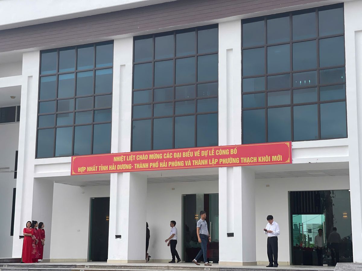 Trung tam Phuc vu Hanh chinh cong phuong Thach Khoi trong ngay cong bo quyet dinh thanh lap TP Hai Phong moi. Ảnh: Mai Huong