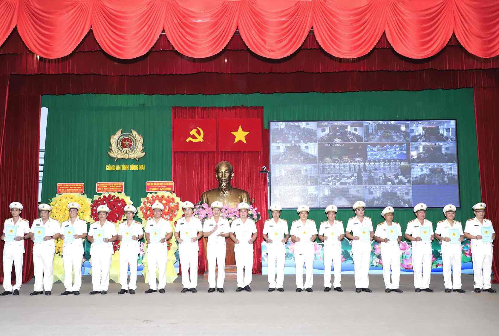 The Provincial Police Department's Board of Directors presented the Decision to the Department Head, Commune-level Police Chief, and Police Station Chief (new). Photo: Dong Nai Provincial Police