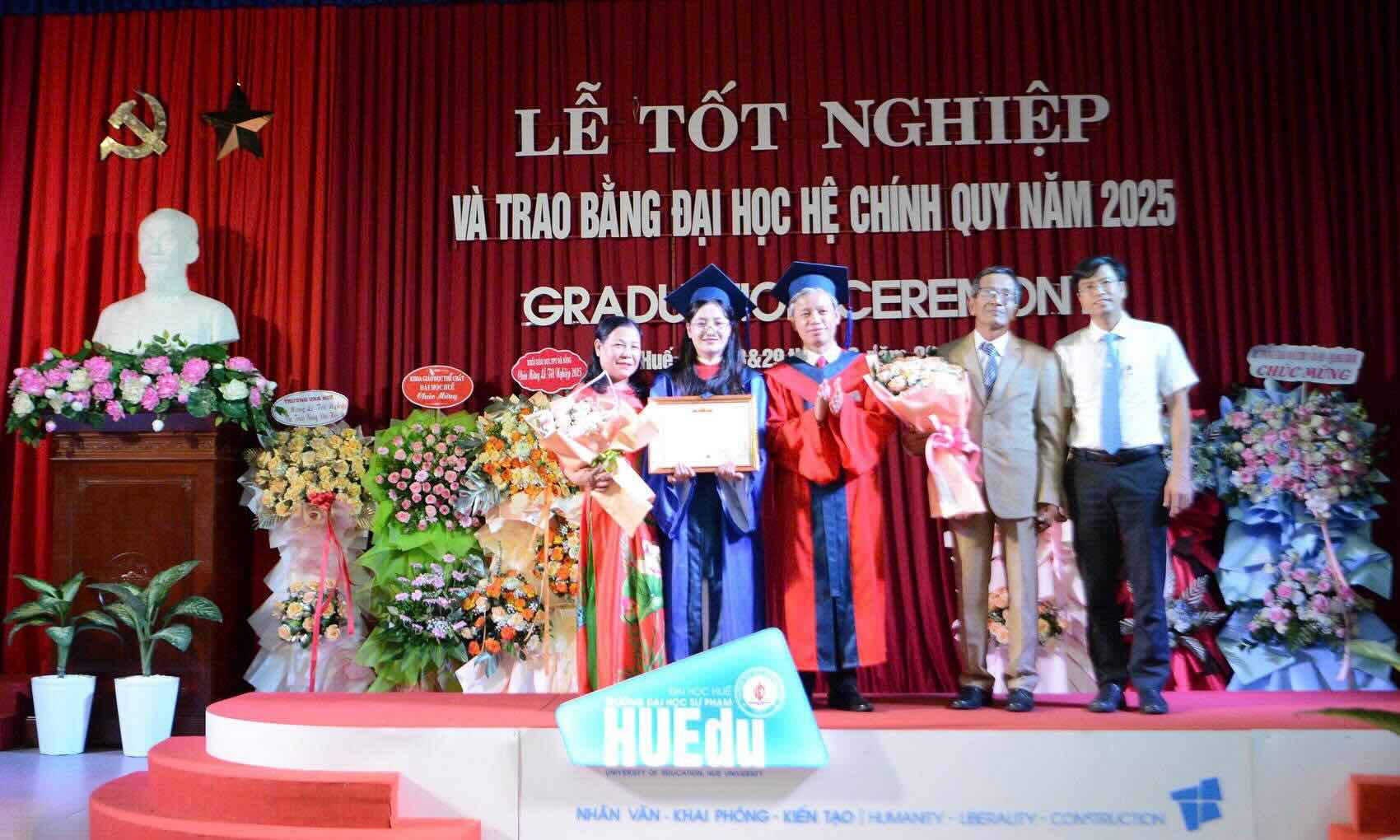 Dr. Le Ho Son - Principal of Hue University of Education congratulated the school's valedictorian at the graduation ceremony. Photo: Mai Lan.