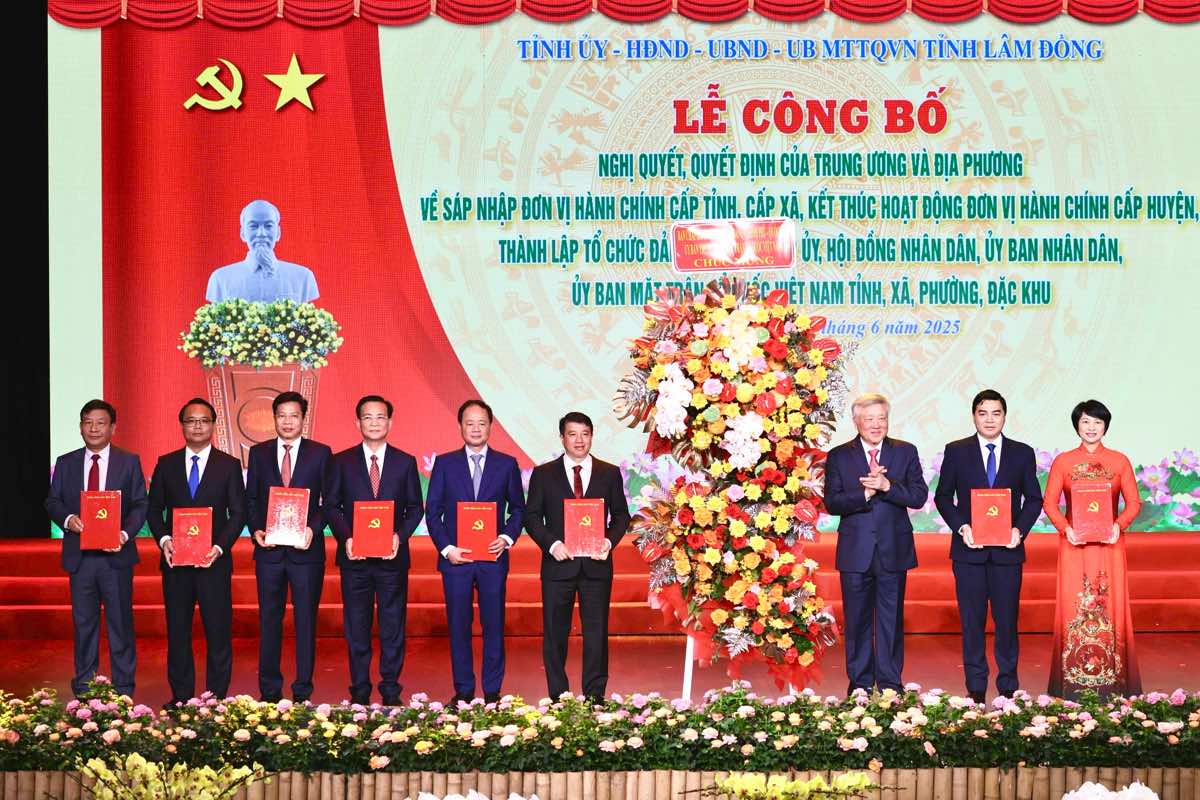 Ông Nguyễn Hòa Bình - Phó Thủ tướng Thường trực Chính trao các quyết định cho Bí Thư và các Phó Bí thư Tỉnh ủy Lâm Đồng mới. Ảnh: Lâm Đồng