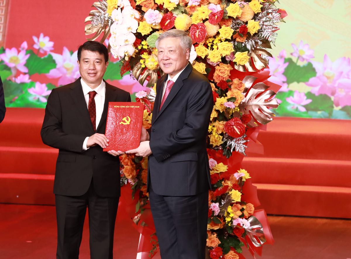 Phó Thủ tướng Thường trực Chính phủ - Nguyễn Hòa Bình trao quyết định cho ông Y Thanh Hà Niê K'đăm - Bí thư Tỉnh ủy Lâm Đồng (mới). Ảnh: Duy Tuấn 