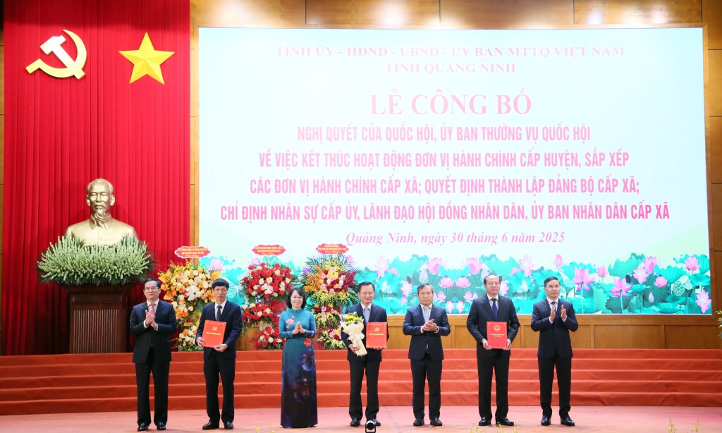 Quang Ninh 지방 당위원회 상임위원회는 지방 당위원회 지방 당위원회 상임위원회 지방 인민의회 결의안을 수여하고 Van Don 특별 구역 당위원회에 꽃다발을 전달했습니다. 사진: Quang Ninh 지방 홍보 센터