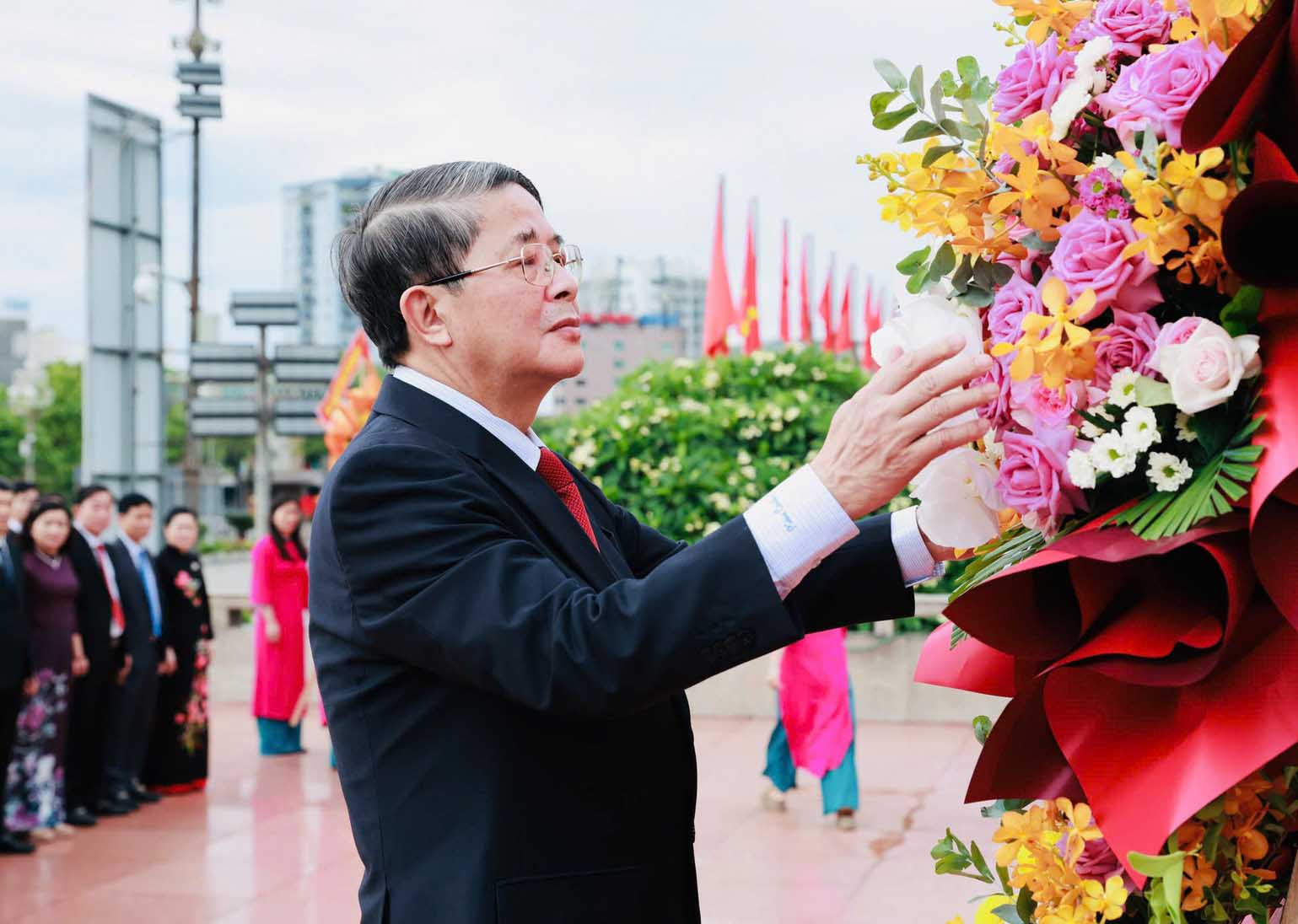 Dong chi Nguyen Duc Hai – Uy vien Ban Chap hanh Trung uong Dang, Pho Chu tich Quoc hoi dang hoa tuong niem Chu tich Ho Chi Minh tai Nghe An. Anh: Ngoc Anh