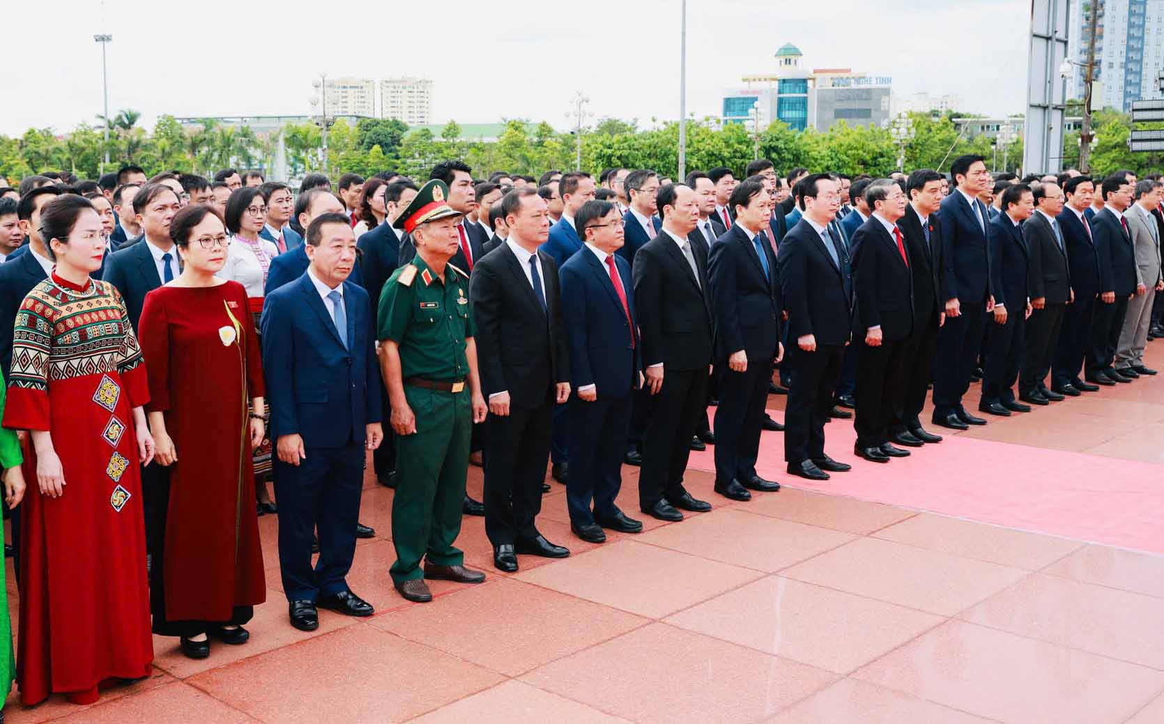 Doan cong tac Trung uong va tinh Nghe An tuong niem Chu tich Ho Chi Minh truoc Le cong bo Nghi quyet cua Quoc hoi, Uy ban Thuong vu Quoc hoi ve sap xep don vi hanh chinh cap xa. Anh: Ngoc Anh