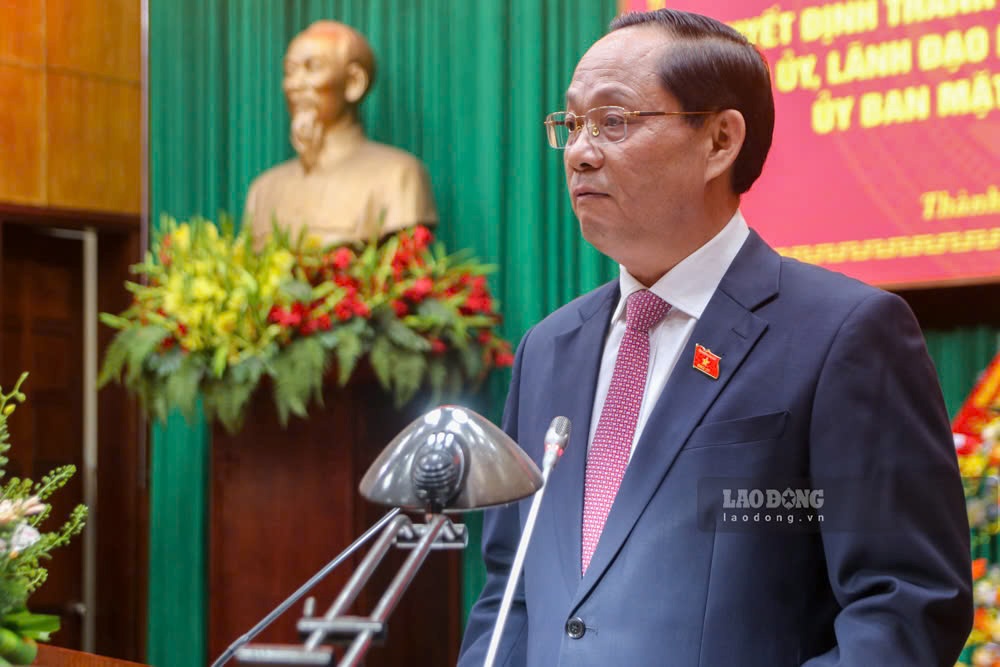 Pho Chu tich Quoc hoi Tran Quang Phuong phat bieu chi dao tai Le cong bo Nghi quyet cua Quoc hoi, Uy ban Thuong vu Quoc hoi ve viec ket thuc hoat dong don vi hanh chinh cap huyen, sap xep don vi hanh chinh cap xa tai TP Hue. Anh: Nguyen Luan.