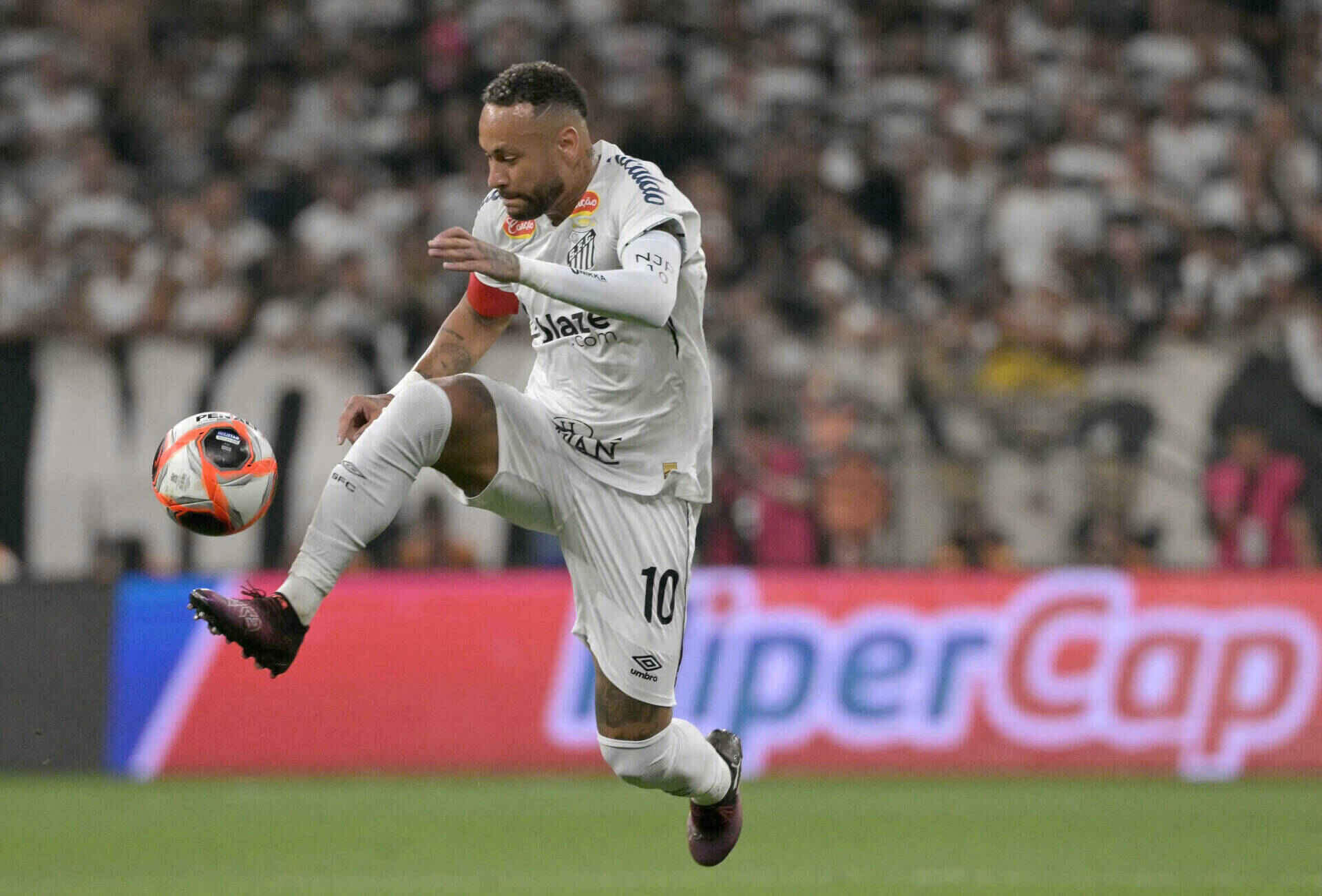 Neymar tung co mot khoang thoi gian khoac ao Santos truoc khi tro ve Brazil. Anh: AFP