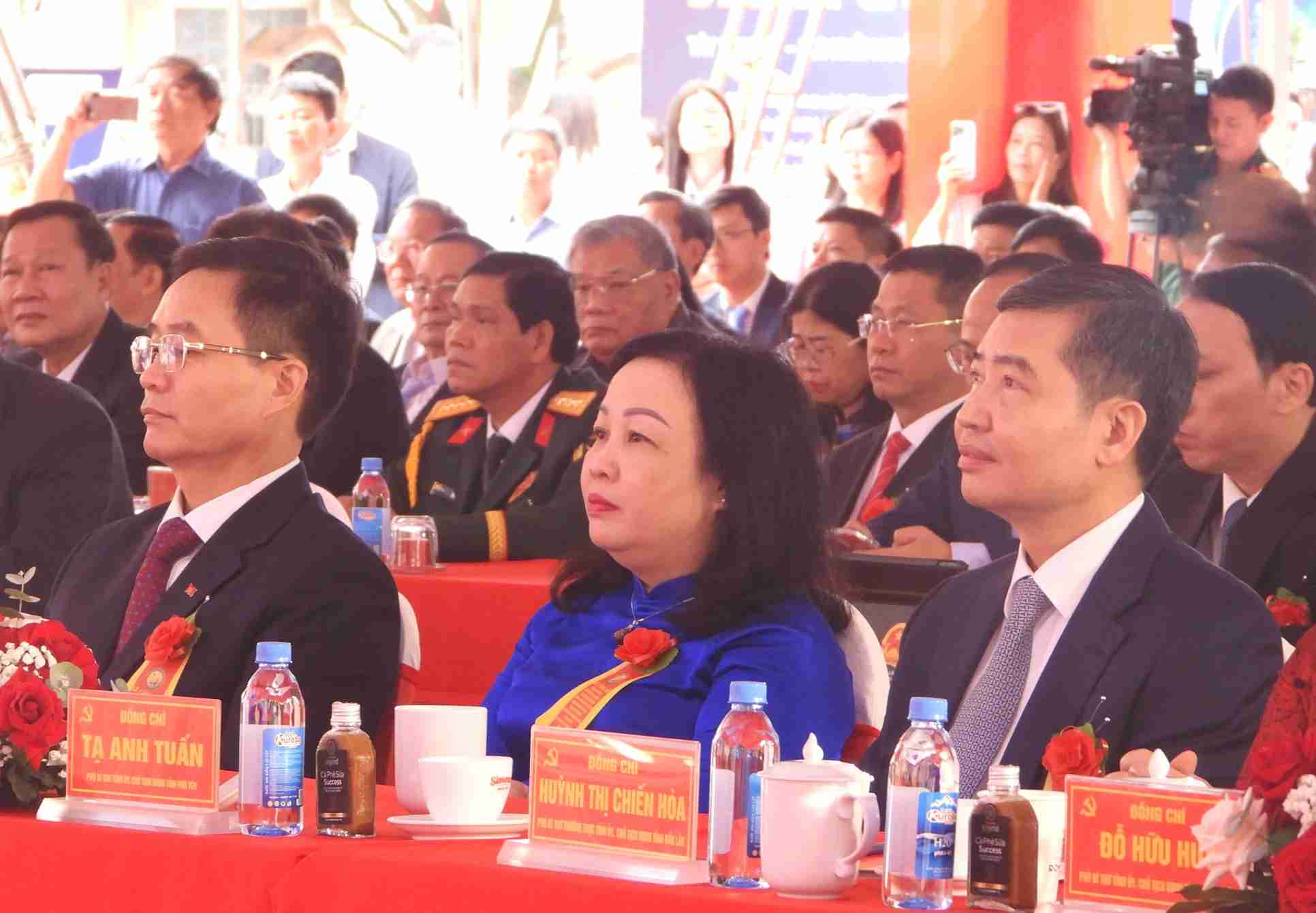 Mot so can bo chu chot cua tinh Dak Lak (moi) tham du buoi le. Anh: Bao Trung