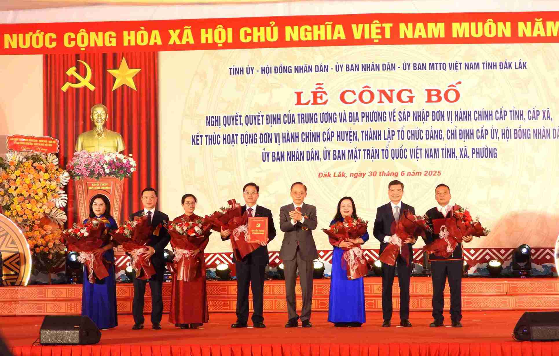 Ra mat Ban Chap hanh Dang bo tinh Dak Lak (moi) nhiem ky 2020 - 2025. Anh: Bao Trung