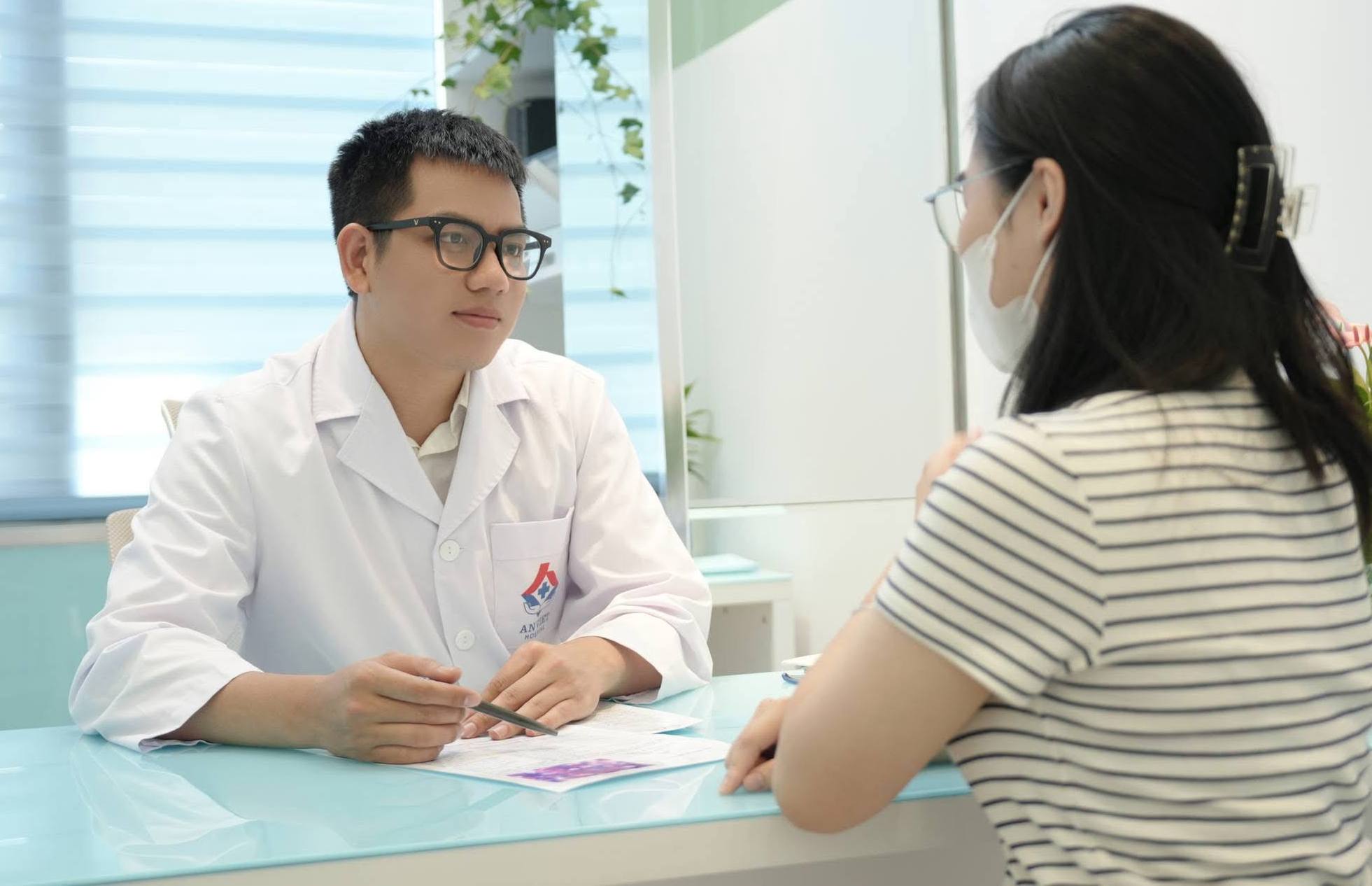 BSCKI DANG VAN HA-リプロダクティブサポートセンター、卵巣嚢胞についての患者に助言するベトナマス病院。写真：ハイファム