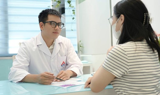 BSCKI Đặng Văn Hà - Trung tâm Hỗ trợ sinh sản, Bệnh viện An Việt tư vấn cho người bệnh về u nang buồng trứng. Ảnh: Hải Phạm