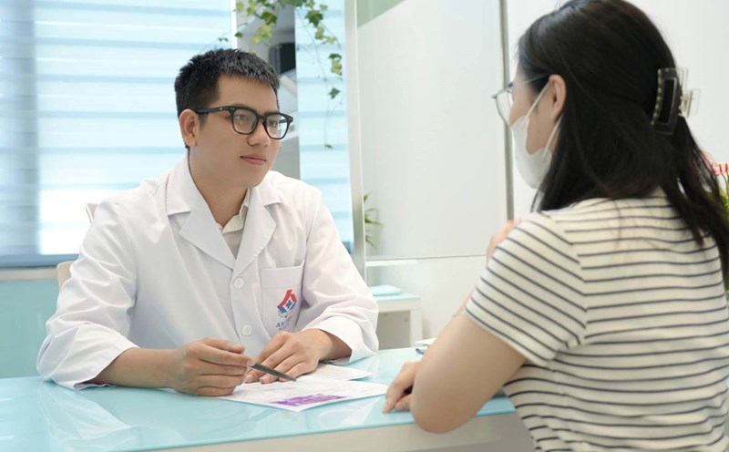 BSCKI Dang Van Ha - Reproductive Support Center, An Viet Hospital consulted patients about ovarian cysts. Photo: Hai Pham