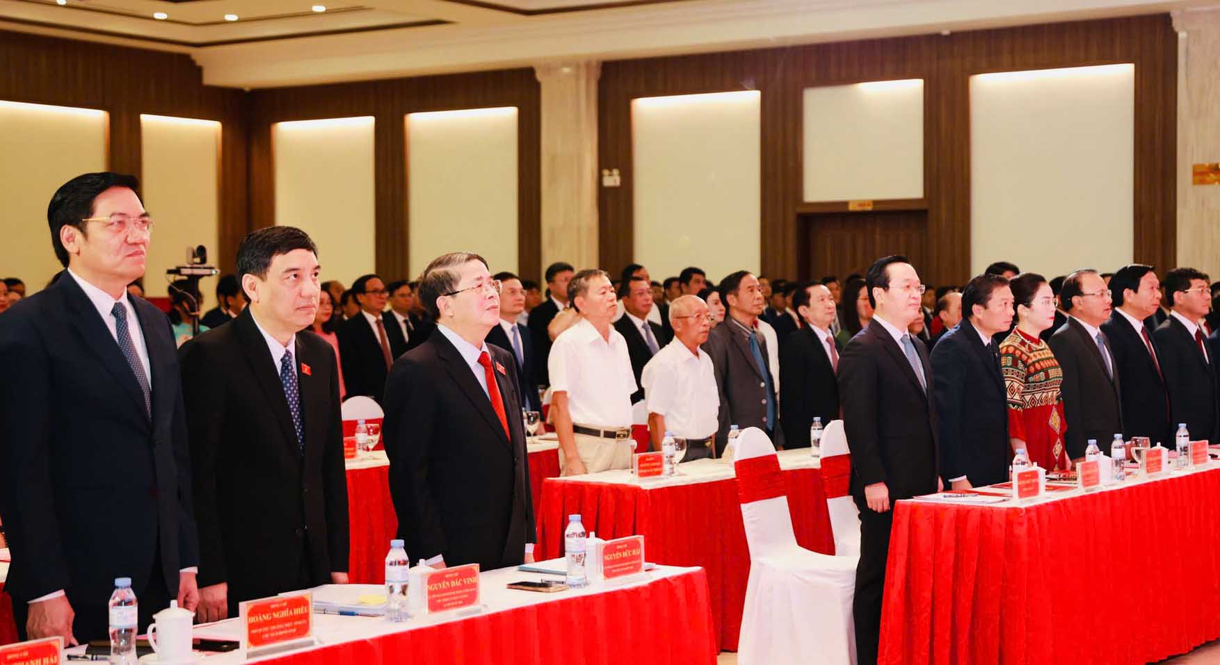Cac dai bieu thuc hien nghi thuc chao co tai buoi le. Anh: Ngoc Anh