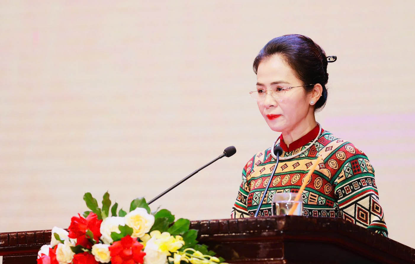 Dong chi Vo Thi Minh Sinh – Pho Bi thu Tinh uy, Chu tich Uy ban MTTQ Viet Nam tinh, Truong Doan dai bieu Quoc hoi tinh Nghe An cong bo cac Nghi quyet cua Quoc hoi, Uy ban Thuong vu Quoc hoi va cac quyet dinh thanh lap, sap xep cac don vi hanh chinh. Anh: Ngoc Anh