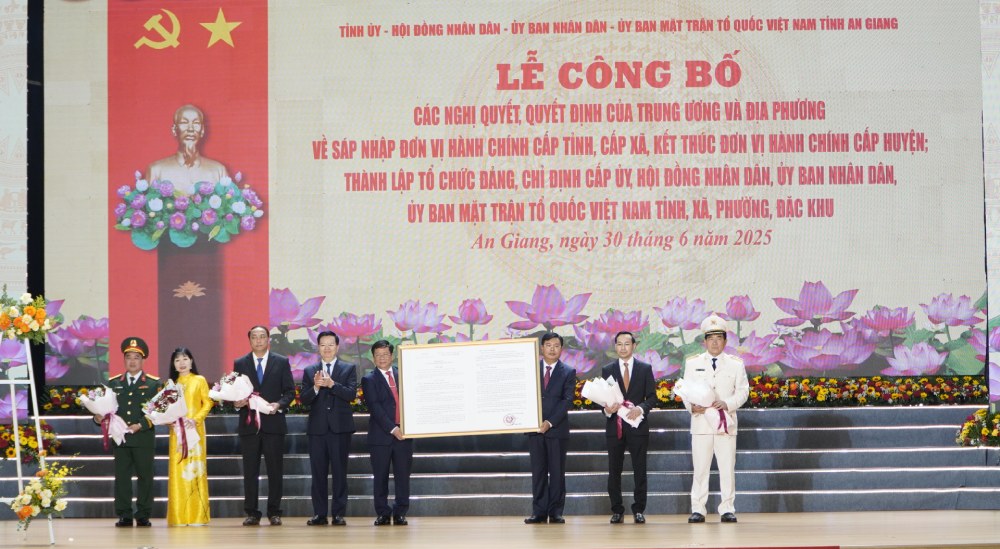 Mai Van Chinh 부총리가 성급 행정 단위 재편 및 안장성 설립에 관한 국회 결의안을 수여하고 있습니다. 사진: Nguyen Anh