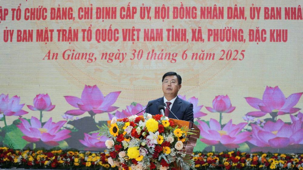 Bi thu Tinh uy An Giang (moi) Nguyen Tien Hai phat bieu tiep thu. Anh: Nguyen Anh
