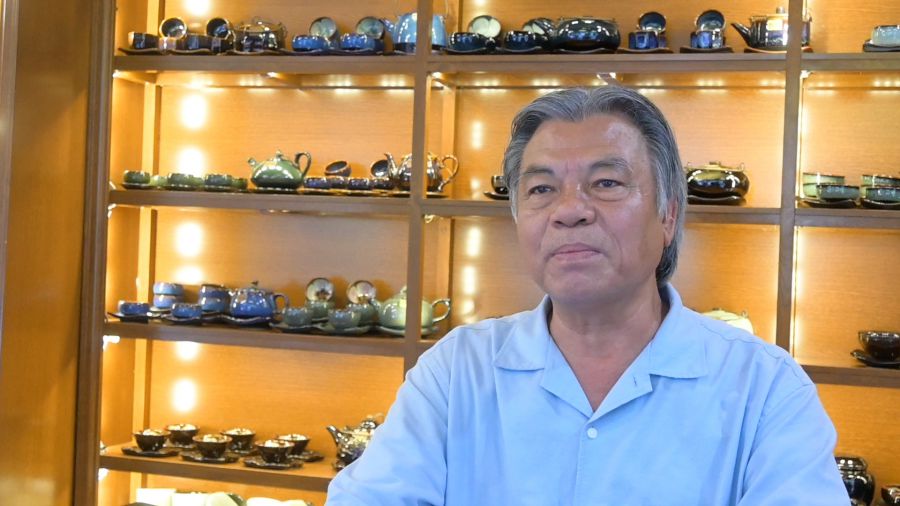 職人から息子へ - 陶器で約65年を過ごした。写真：タン・ナン