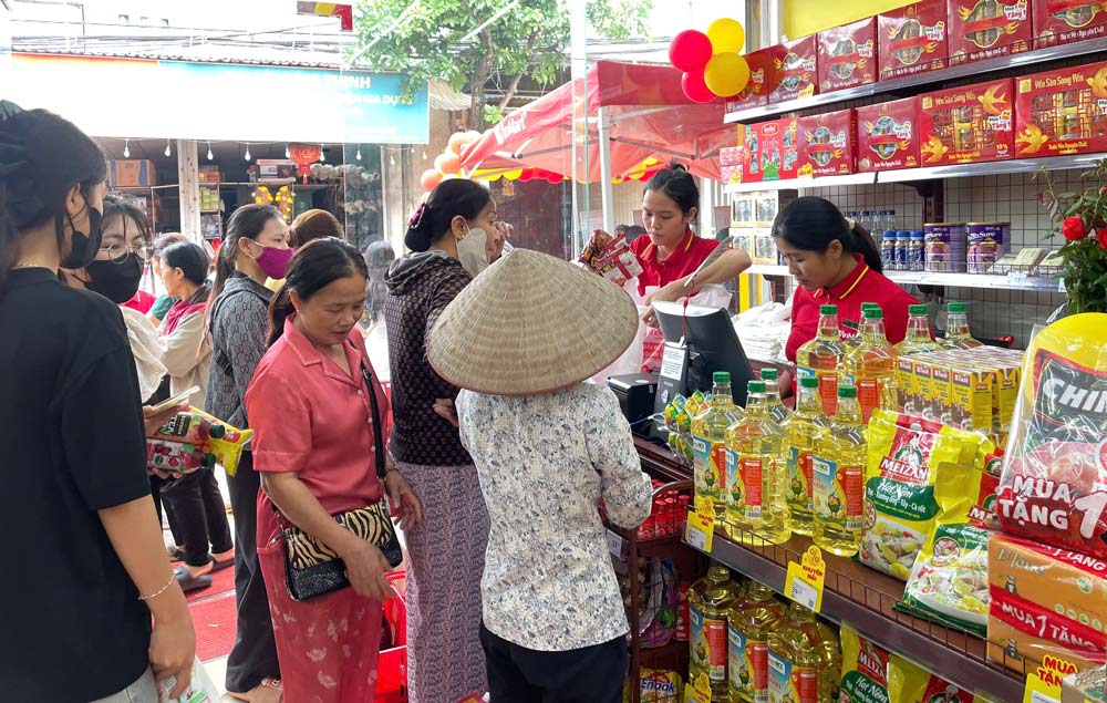 Khai truong cua hang WinMart+ thu 4.000 thu hut su quan tam cua dong dao khach hang. Anh: Hong Van