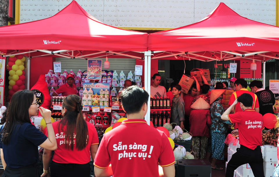Cac gian hang ưu dai cua WinMart+ nhân sự kiên khai trương sẵn sang phuc vu khach tiêu dung. Anh: Hong Van