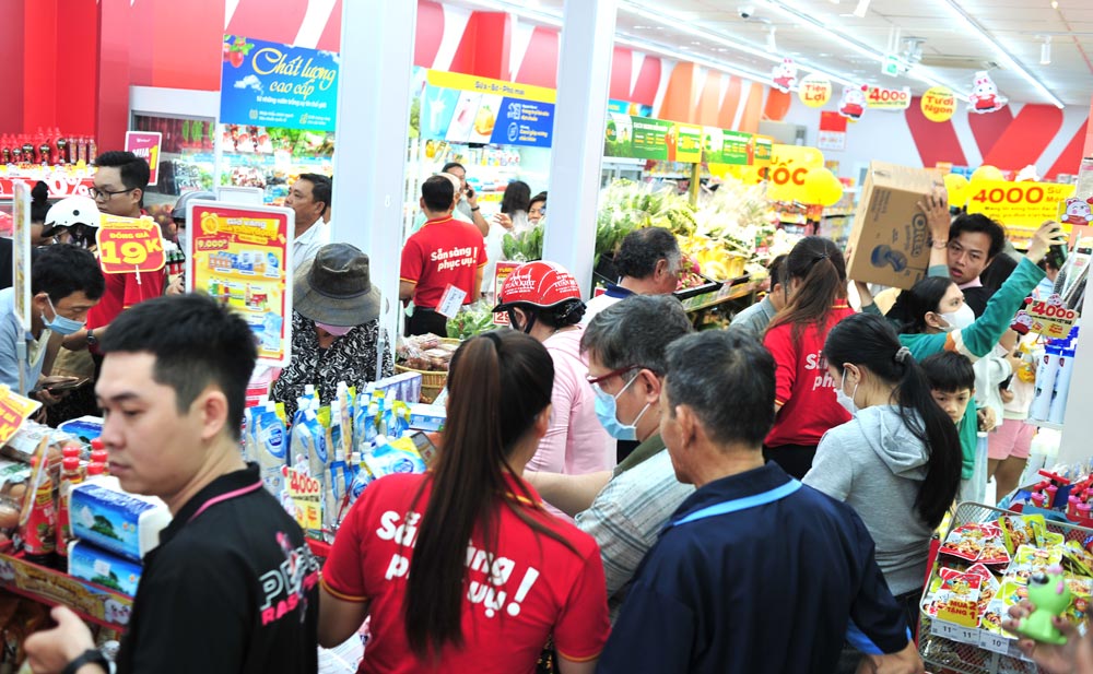Chương trinh “Giờ vang – Gia chấn dông” nhân dip khai chương cửa hang WinMart+ 4000 thu hut dông dao khach hang quan tâm. Anh: Hong Van