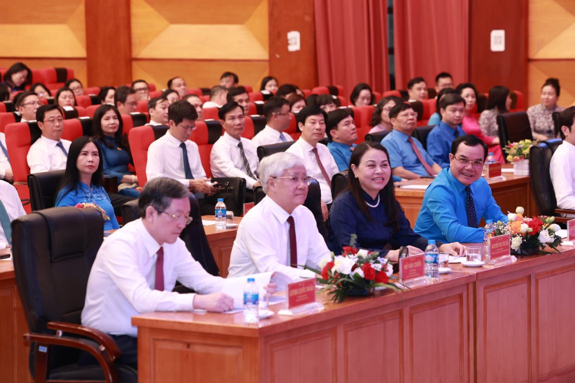 베트남 조국전선 중앙위원회 위원장 Do Van Chien이 베트남 조국전선 중앙위원회 기관 간부 업무에 관한 결정 발표 회의에 참석했습니다. 사진: Hai Nguyen