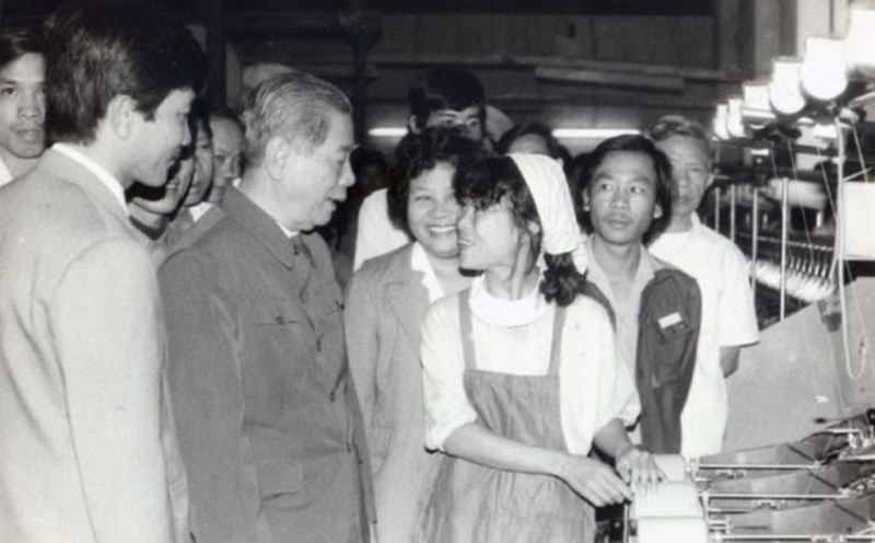 General Secretary Nguyen Van Linh visited the Textile Factory on March 29, 1989 . Photo: VNA documents