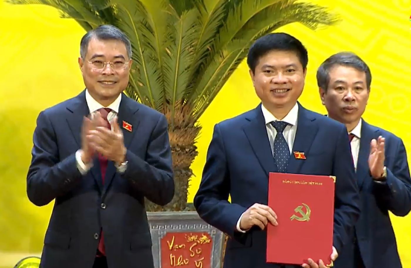Le Minh Hung 동지 - 정치국 위원 왕립 당 중앙위원회 서기 중앙 조직위원회 위원장(왼쪽)이 Truong Quoc Huy 동지 - 새로운 Ninh Binh 지방 당위원회 서기에게 결정을 수여하고 있습니다. 사진: Xuan Hung