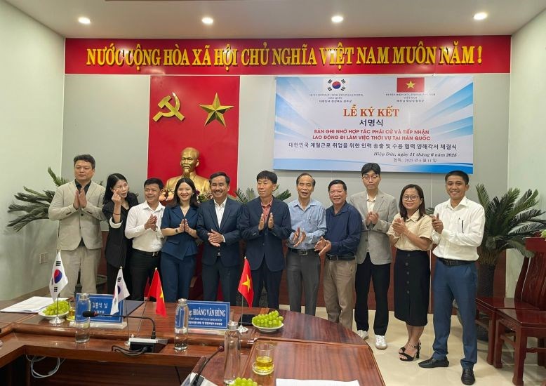 Huyện Hiệp Đức, Quảng Nam ký kết biên bản ghi nhớ đưa lao động sang quận Seongju, tỉnh Gyeongsongbuk, Hàn Quốc làm việc thời vụ, từ tháng 6.2025. Ảnh: Hiệp Đức