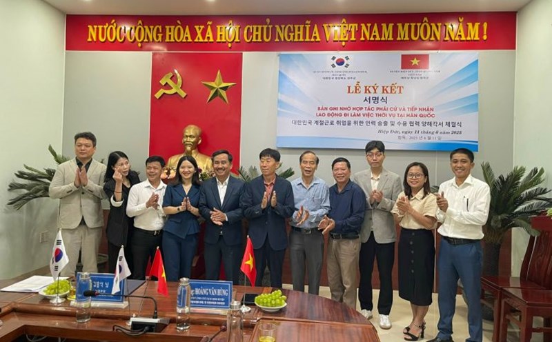 Hiep Duc District, Quang Nam signed a memorandum of understanding on sending workers to Seongju District, Gyeongsongbuk Province, Korea for seasonal work, from June 2025. Photo: Hiep Duc