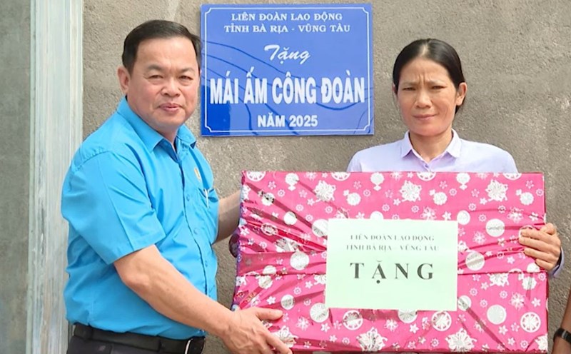 Mr. Nguyen Ba Hung - Vice Chairman of the Provincial Federation of Labor - presented the Trade Union Shelter and gifts to support teacher Nguyen Thi Huyen's family. Photo: Thanh An