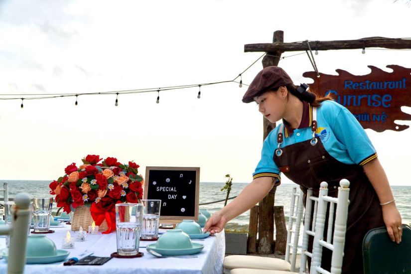 무이네 레스토랑 직원들이 관광객에게 서비스를 제공하는 방법을 교육받고 있습니다. 사진: Duy Tuan