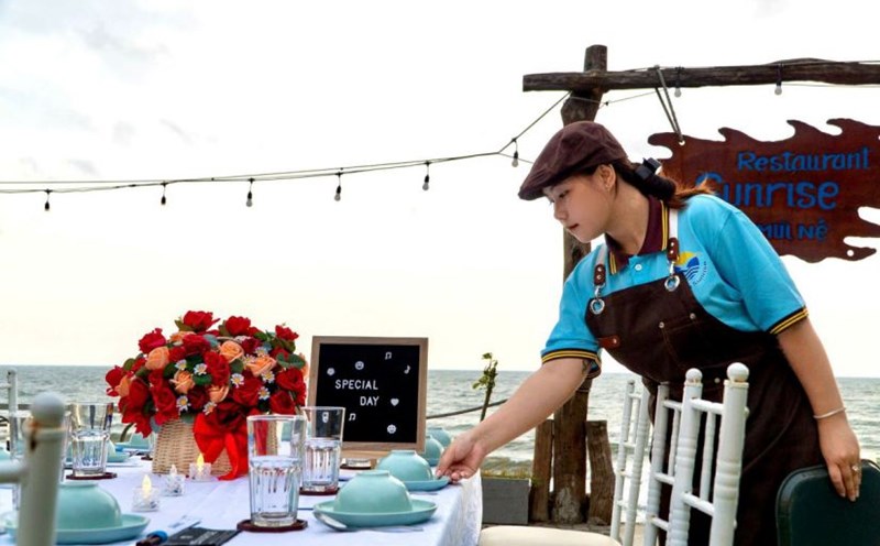 Restaurant staff in Mui Ne are trained in how to serve tourists. Photo: Duy Tuan
