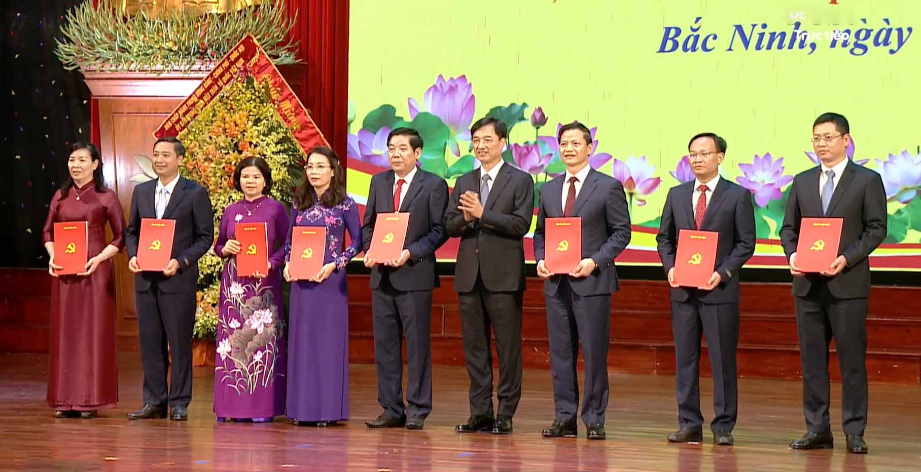 Uy vien Bo Chinh tri, Bi thu Trung uong Dang, Chu nhiem Uy ban Kiem tra Trung uong Nguyen Duy Ngoc trao quyet dinh cho lanh dao tinh Bac Ninh. Anh: Truyen hinh Bac Ninh