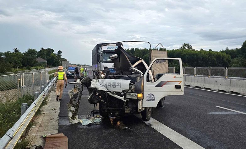 하띤에서 2대의 트럭이 충돌하여 1명이 사망한 사고 현장. 사진: Duc Tuan.