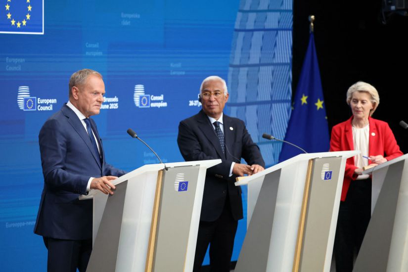 Desde la izquierda a la izquierda, el primer ministro polaco Donald Tusk, presidente del Consejo Europeo Antonio Costa y el Presidente de la Comision Europea, Ursula von der Leyen, conferencia de prensa en Bruselas, 26 de junio de 2025. Foto: AFP: AFP