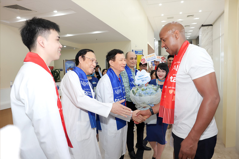 Cac chuyen gia, bac si BVDK Tam Anh tiep don dan danh thu MU. Anh: BVDK Tam Anh