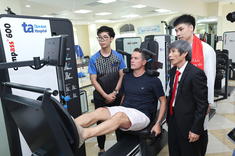 Huyen thoai Michael Owen trai nghiem he thong thiet bi tap luyen va danh gia suc manh co bap Compass 600. Anh: BVDK Tam Anh