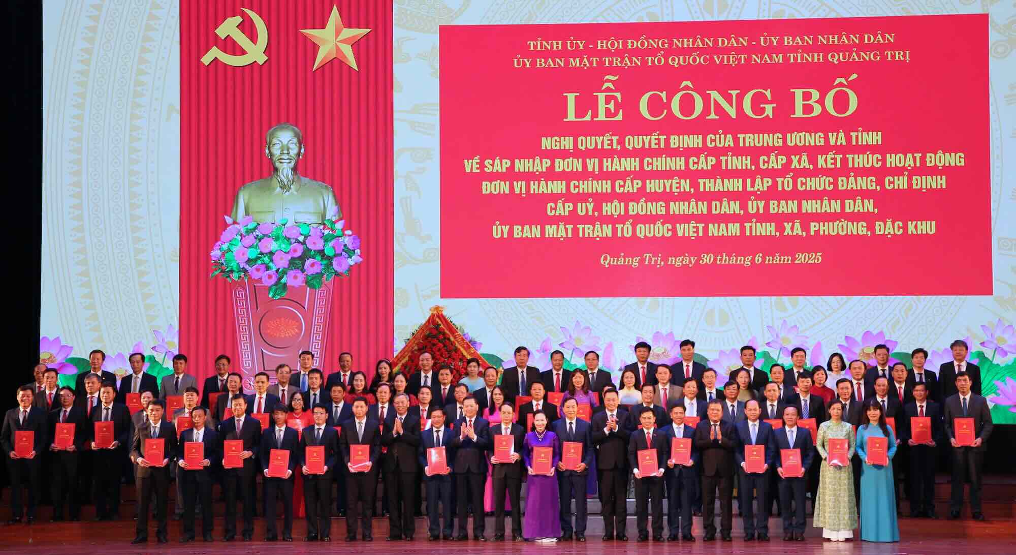 6월 30일 아침 임무를 받은 Quang Tri 지방의 78명의 코뮌 수준 당 위원회 서기 사진: Cong Sang